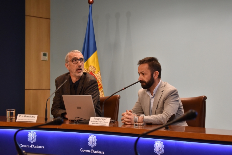 Eric Bartolomé, secretari d'Estat d'Economia, i Josep Pujol, director d'Empresa, Comerç, Desenvolupament, Seguretat i Qualitat Industrial i Transports, en la roda de premsa informativa sobre el procediment per accedir a les zones de baixes emissions.